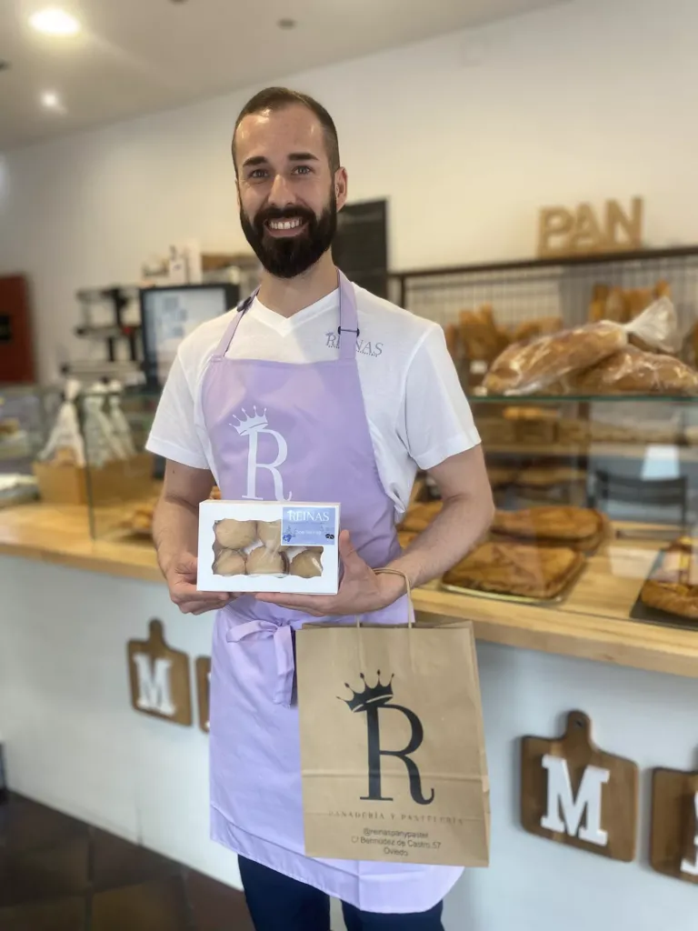 Jaime mostrando una caja de Dos Tierras, dulce exclusivo de Reinas