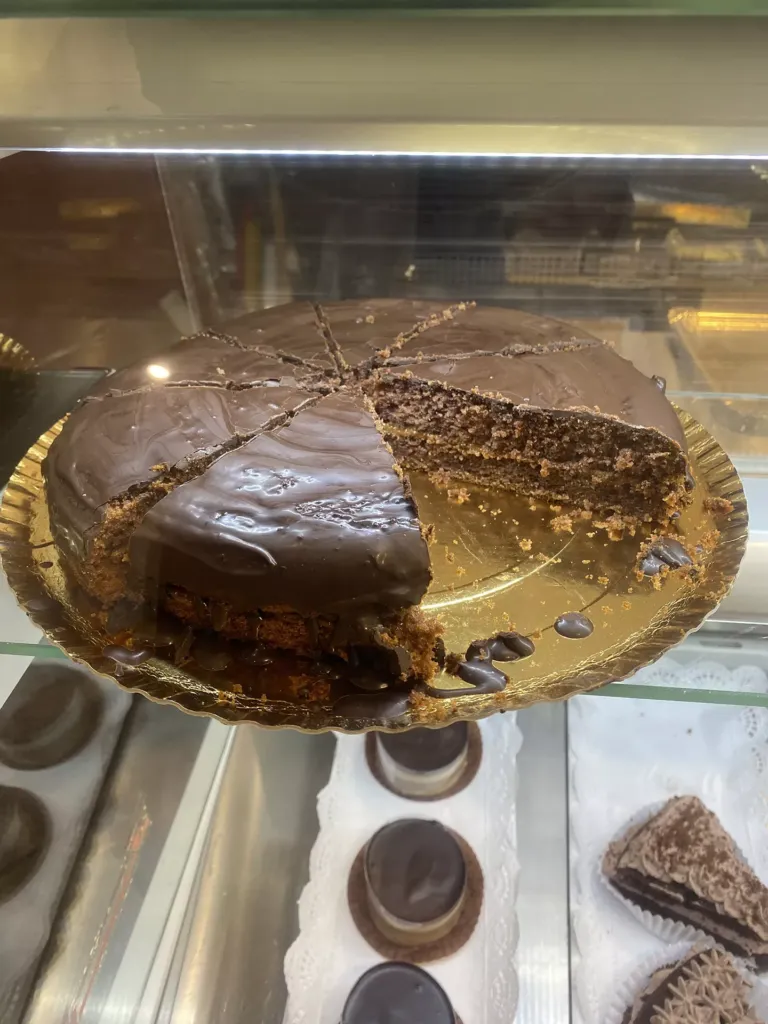 Tarta de chocolate cortada en porciones