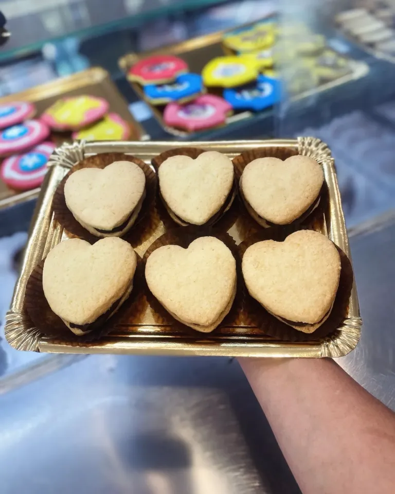 Pastas con forma de corazón en una bandeja dorada