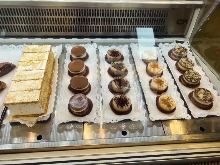 Mini tartas y pasteles variados