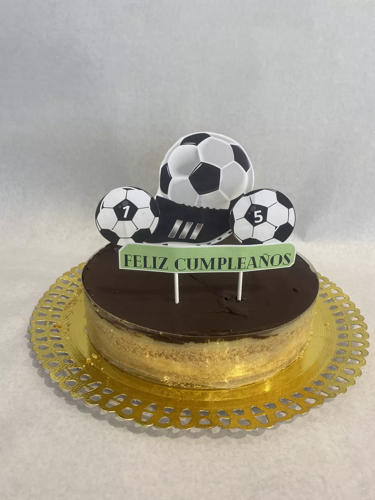 Tarta de cumpleaños personalizada con balones de fútbol