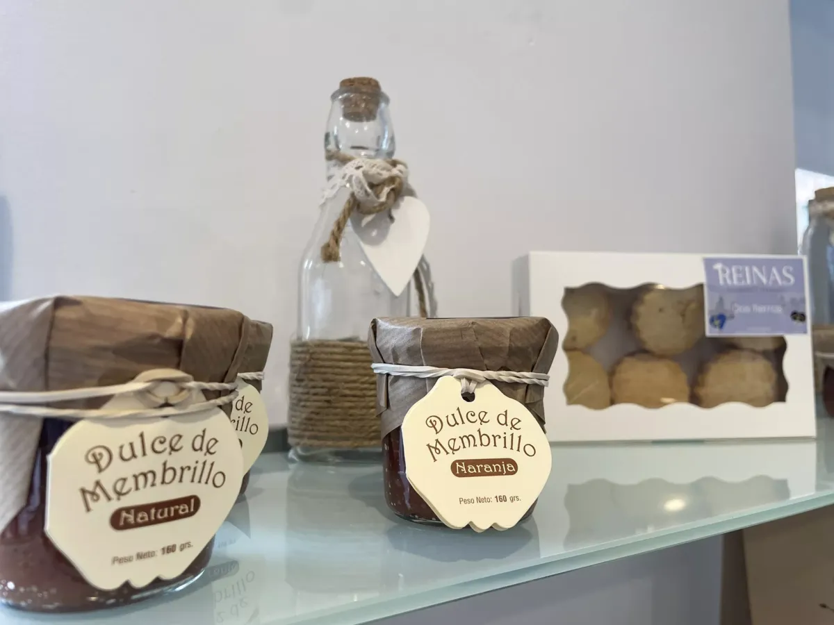 Dos botes de dulce de membrillo y caja de pastas Dos Tierras