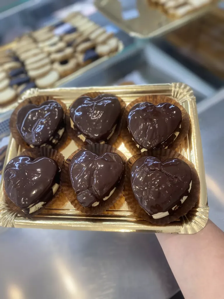 Bandeja con pastas bañadas en chocolate con forma de corazón