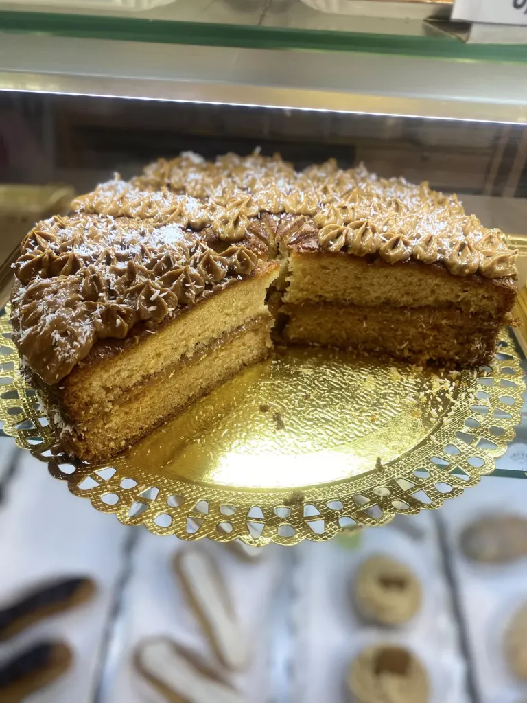 Tarta de bizcocho cortada en porciones