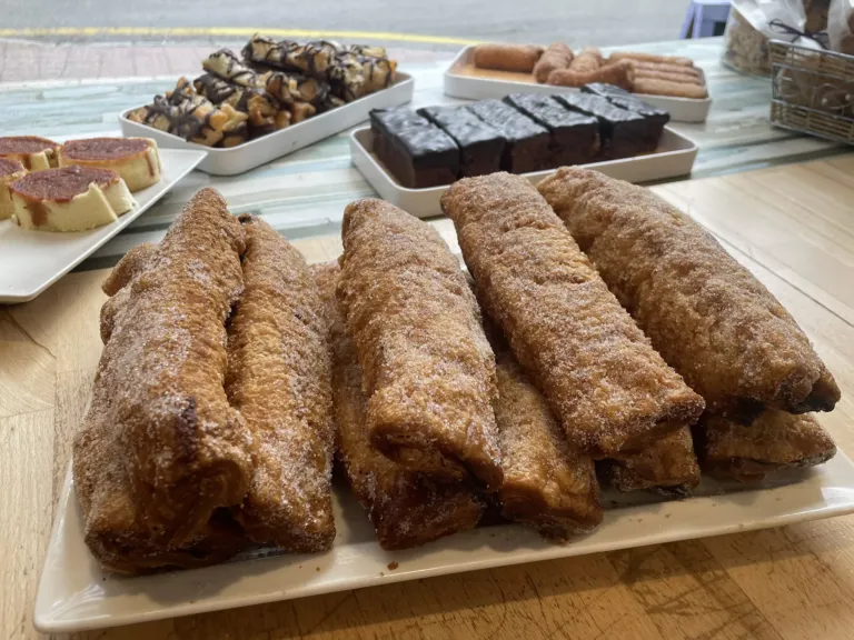 Plato con Casadiellas, al fondo otros dulces