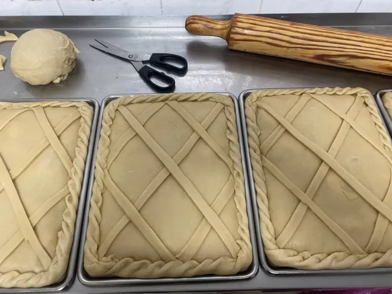 Empanadas en bandejas antes de ser horneadas