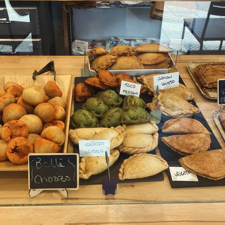 Diferentes productos de panadería: bollitos de chorizo, empanadillas, empanadas...