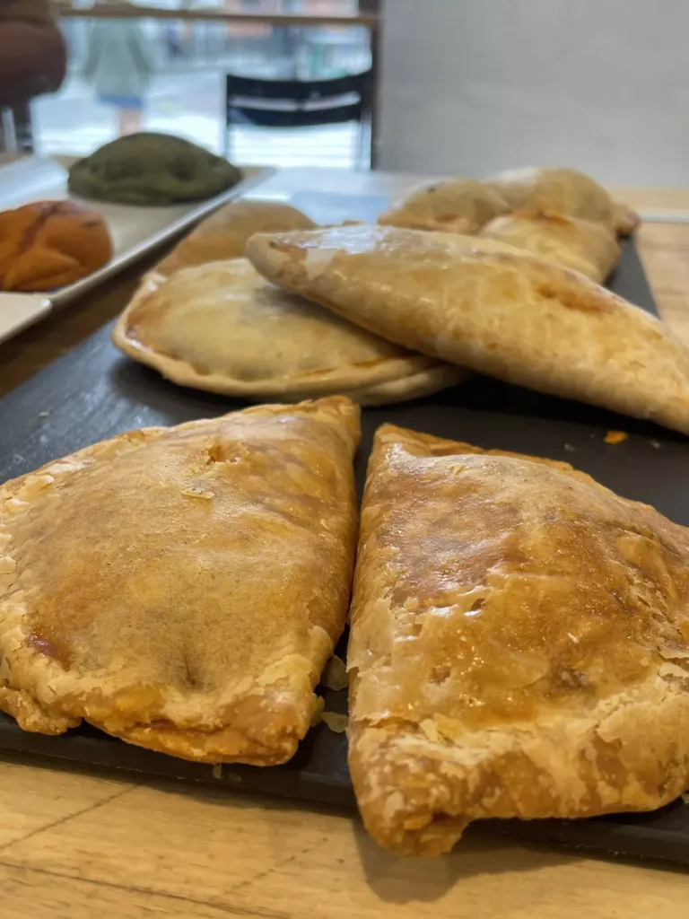 Diferentes tipos de empanadillas sobre una bandeja de pizarra